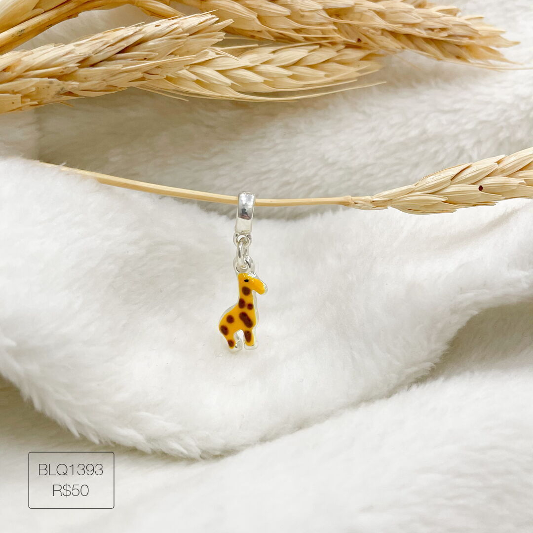 Berloque Girafa Pendurado Esmaltado Prateado